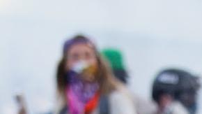Un activista reacciona al ser atacado con gas lacrimógeno frente al Centro de Detención Metropolitano durante la manifestación "No Kings" en el centro de Los Ángeles, California, EE. UU., el 28 de marzo de 2026.