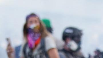 Un activista reacciona al ser atacado con gas lacrimógeno frente al Centro de Detención Metropolitano durante la manifestación "No Kings" en el centro de Los Ángeles, California, EE. UU., el 28 de marzo de 2026.