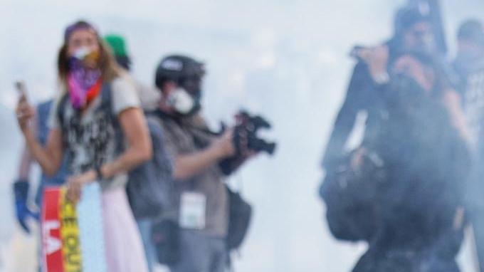 Un activista reacciona al ser atacado con gas lacrimógeno frente al Centro de Detención Metropolitano durante la manifestación "No Kings" en el centro de Los Ángeles, California, EE. UU., el 28 de marzo de 2026.