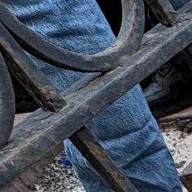 La imagen muestra flores y velas frente a una imagen de Darlyn Zacarías, dominicano, que murió tras ser arrollado.