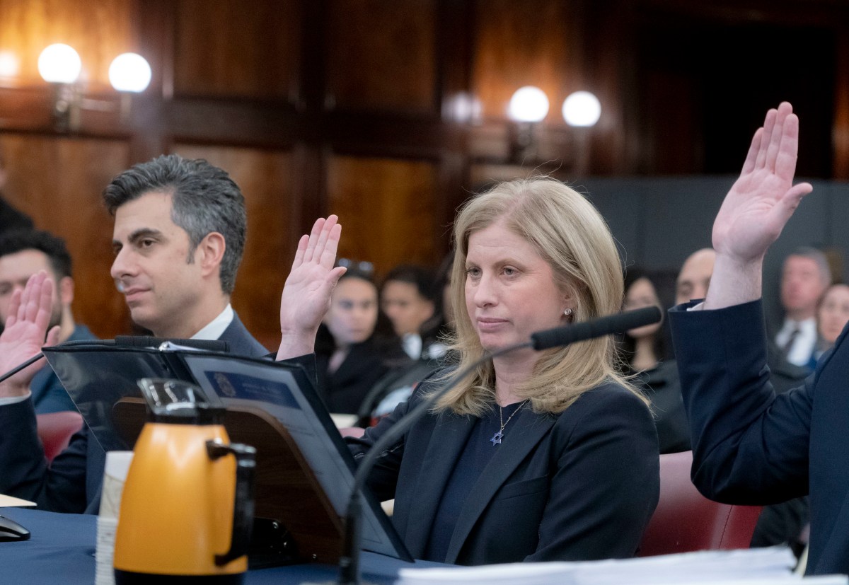 Comisionada de NYPD defiende su estrategia de vigilancia policial y descarta cualquier recorte a horas extras de los oficiales