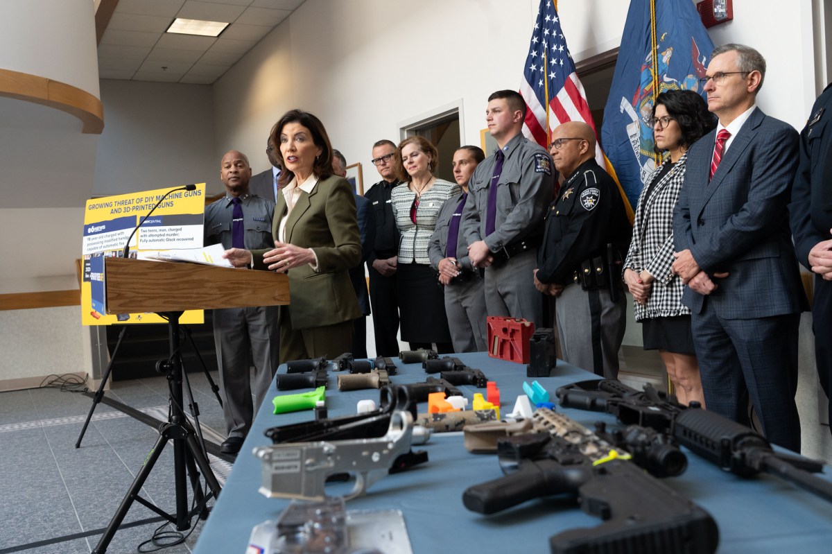 Gobernadora Hochul plantea ley para “trancar el gatillo” a la fabricación de armas fantasmas en NY