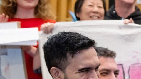 Dylan López Contreras junto al alcalde Mamdani de NYC y la gobernadora Hochul, un día después de ser liberado por ICE.