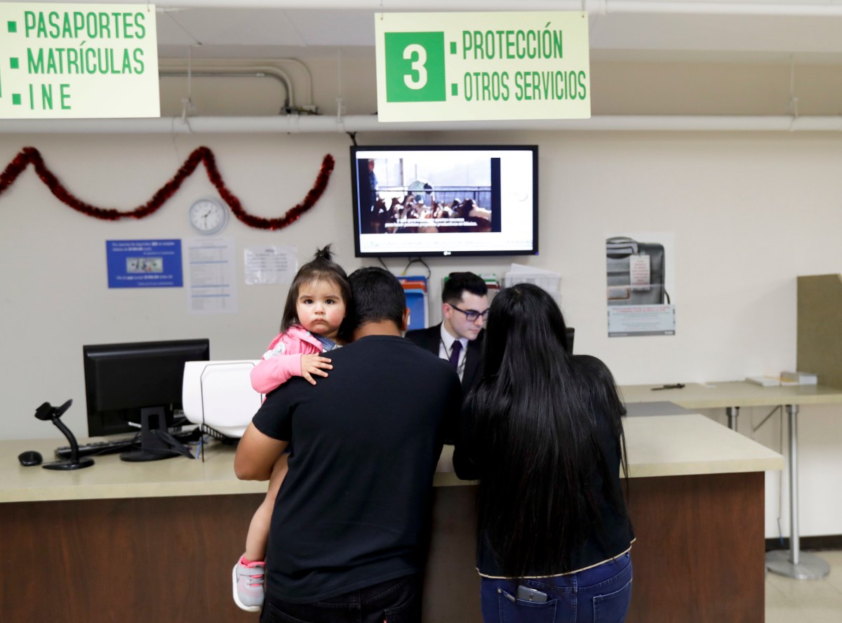 Programa que ayudaba a inmigrantes con asesoría legal queda paralizado, según CBS