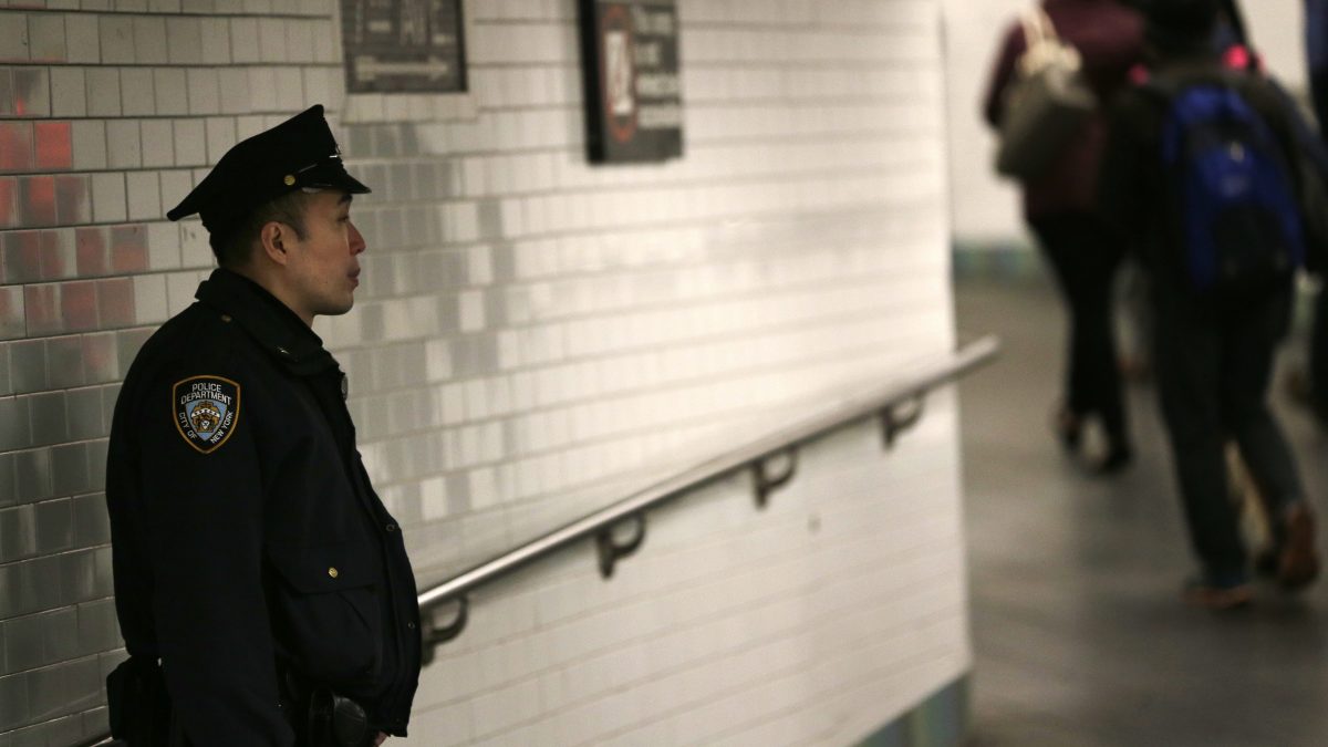 Golpean y asaltan a un trabajador de la MTA en un estacionamiento de El Bronx