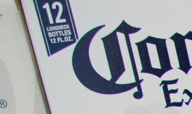 En esta foto de archivo del 18 de abril de 2018, se ve un cajero automático en uso en una tienda de conveniencia de Nueva York.