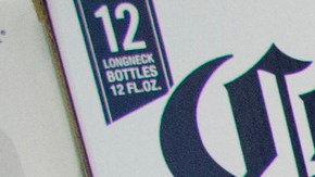 En esta foto de archivo del 18 de abril de 2018, se ve un cajero automático en uso en una tienda de conveniencia de Nueva York.