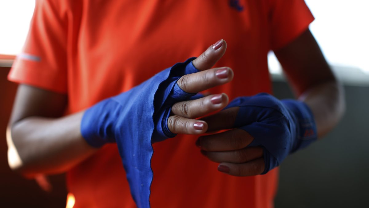 Isis Sio, boxeadora de 19 años, en coma inducido tras sufrir violento nocaut en California [Video]