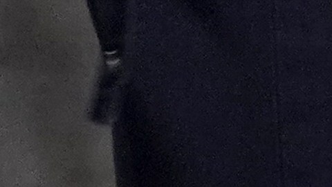 Las balas volaron en todas las direcciones mientras tres hombres extraños peleaban con una persona afuera del automóvil.