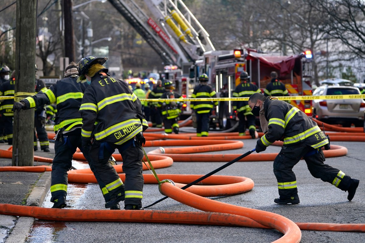 Bomberos de NJ salvan de milagro a mujer atrapada en el último piso de un edificio en llamas
