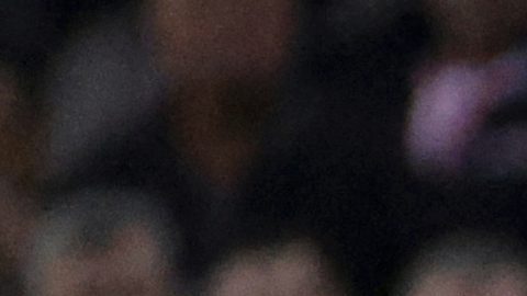 Radja Nainggolan, del Royal Antwerp (centro-izquierda), recibe una tarjeta amarilla del árbitro Jakob Kehlet.