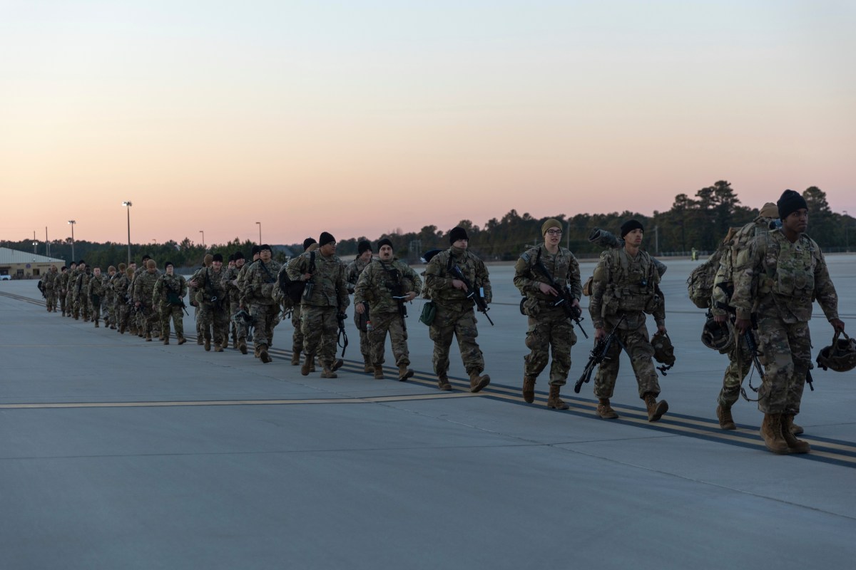 Pentágono ordenó desplegar al menos 2,000 paracaidistas del Ejército de EE.UU. en Oriente Medio