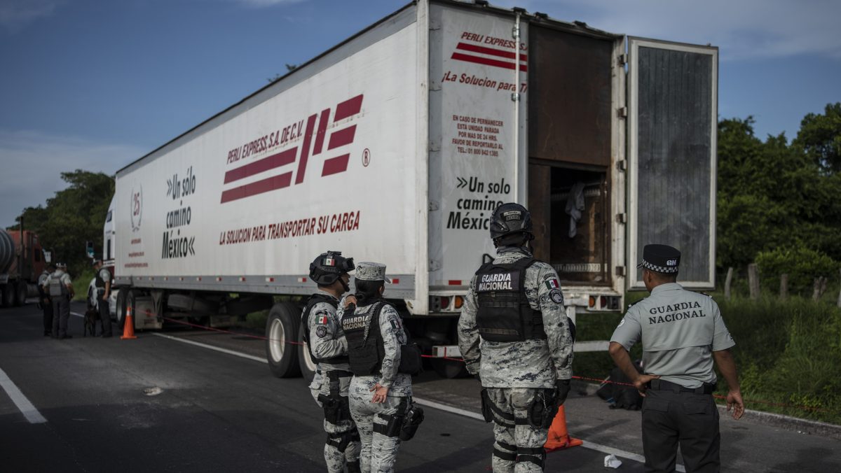 Autoridades hallan a 229 migrantes al interior de tráiler en estado mexicano de Veracruz