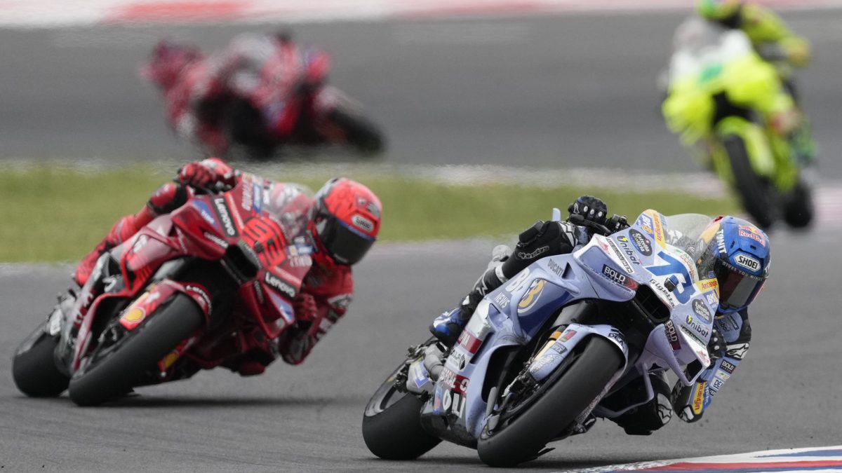 Interrumpen el GP de Brasil de MotoGP por un enorme socavón en la recta principal [Video]