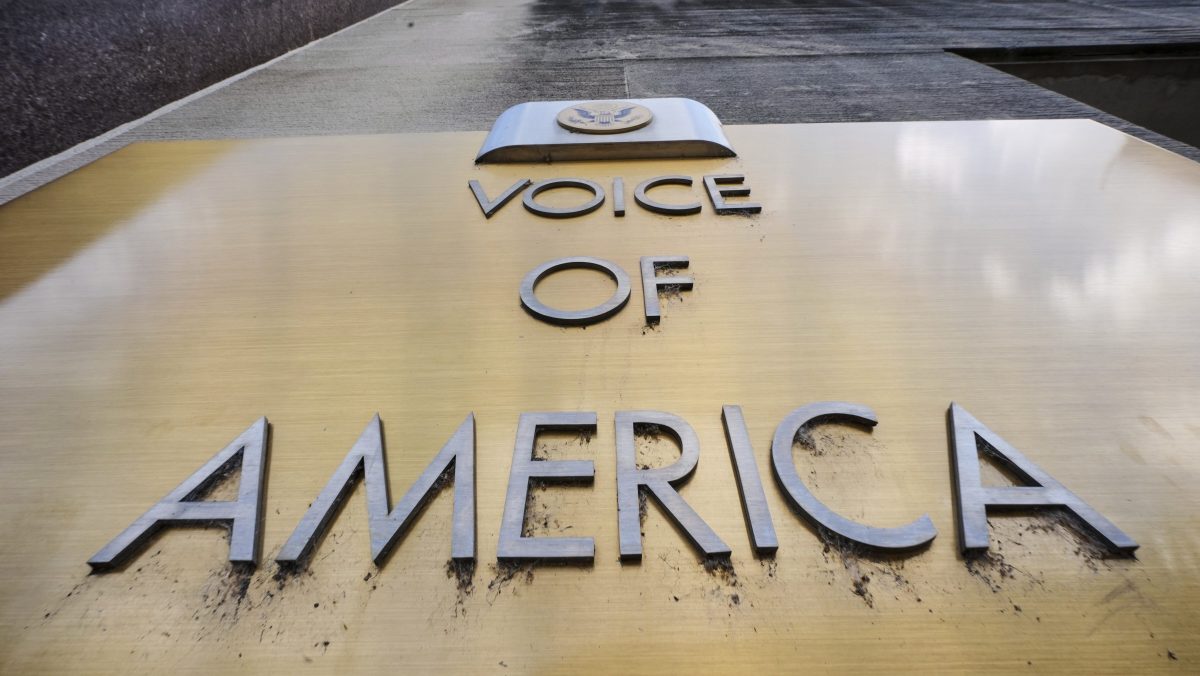Justicia ordena a Voice of America la reincorporación masiva de 1,000 trabajadores