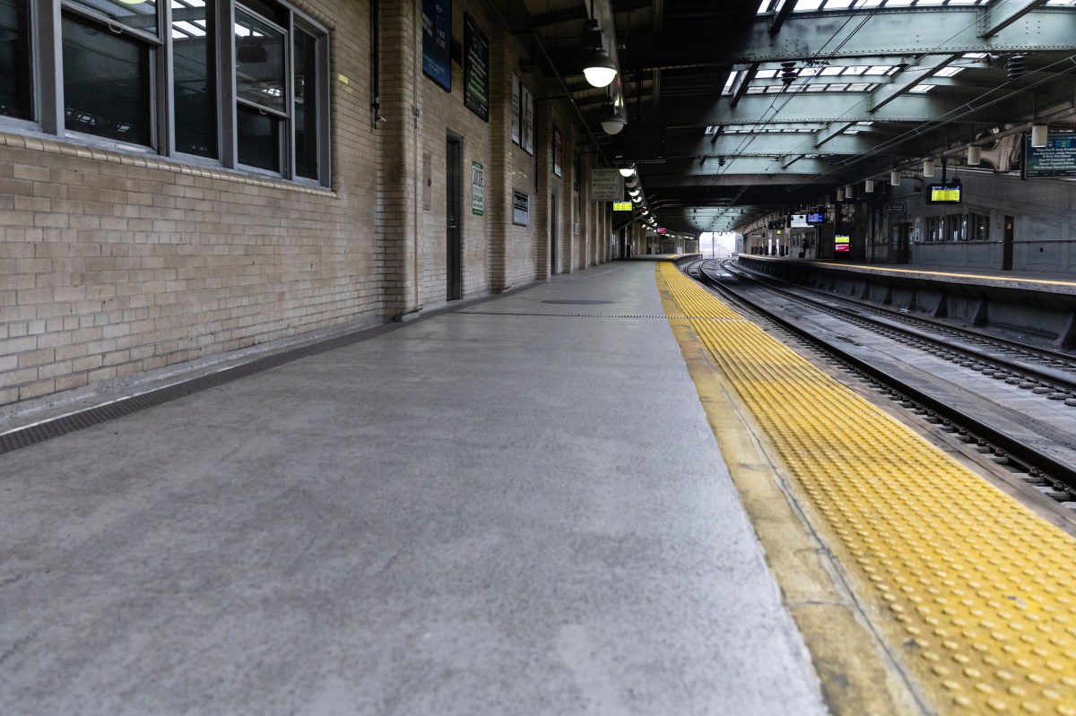 Pasajero muere tras ser noqueado por un desconocido en el metro de Nueva York