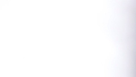 Un migrante que solicita asilo muestra la aplicación CBP One que indica que su cita fue cancelada.