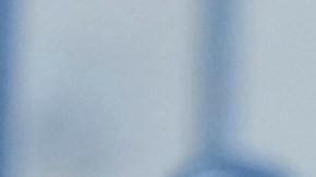 Agentes federales se enfrentan a manifestantes mientras el aire se llena de gases lacrimógenos afuera del edificio de Inmigración y Aduanas.