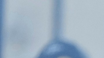 Agentes federales se enfrentan a manifestantes mientras el aire se llena de gases lacrimógenos afuera del edificio de Inmigración y Aduanas.