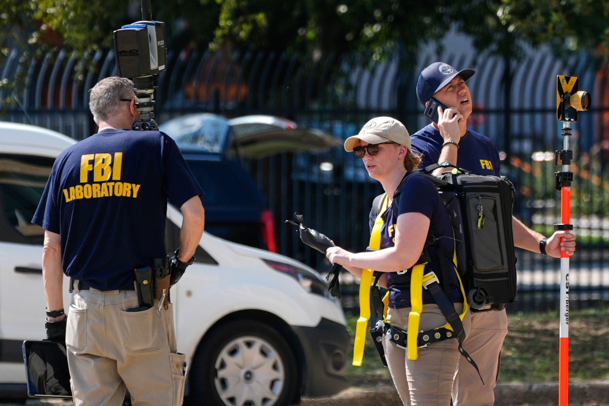 Hombre es acusado de arrojar un cubo con restos humanos contra sede del FBI en Texas