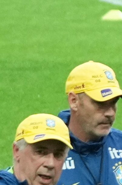 El entrenador de Brasil, Carlo Ancelotti, arriba a la izquierda, habla con sus jugadores durante una sesión de entrenamiento antes de un partido amistoso de fútbol contra Corea del Sur en el Estadio Mundialista de Seúl en Seúl, Corea del Sur, el jueves 9 de octubre de 2025.