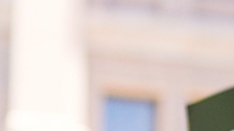 Hinojosa tiene algunas ventajas si los electores buscan votar por alguien diferente al liderazgo republicano actual.