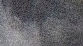 Frascos de la vacuna Jynneos contra la viruela del mono son sacados de una nevera portátil en un centro de vacunación.