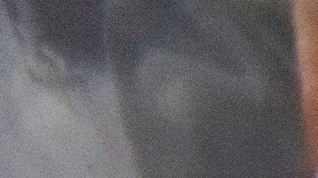 Frascos de la vacuna Jynneos contra la viruela del mono son sacados de una nevera portátil en un centro de vacunación.