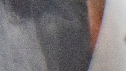 Frascos de la vacuna Jynneos contra la viruela del mono son sacados de una nevera portátil en un centro de vacunación.