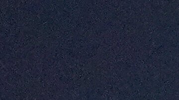 Personas depositan flores en las afueras de un centro de dentención de migrantes en Florida. Foto referencial.