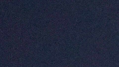 Personas depositan flores en las afueras de un centro de dentención de migrantes en Florida. Foto referencial.