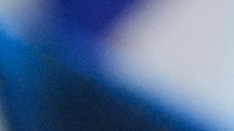 El presidente Donald Trump muestra una moneda conmemorativa presidencial mientras habla en el Despacho Oval de la Casa Blanca, el miércoles 14 de enero de 2026, en Washington.