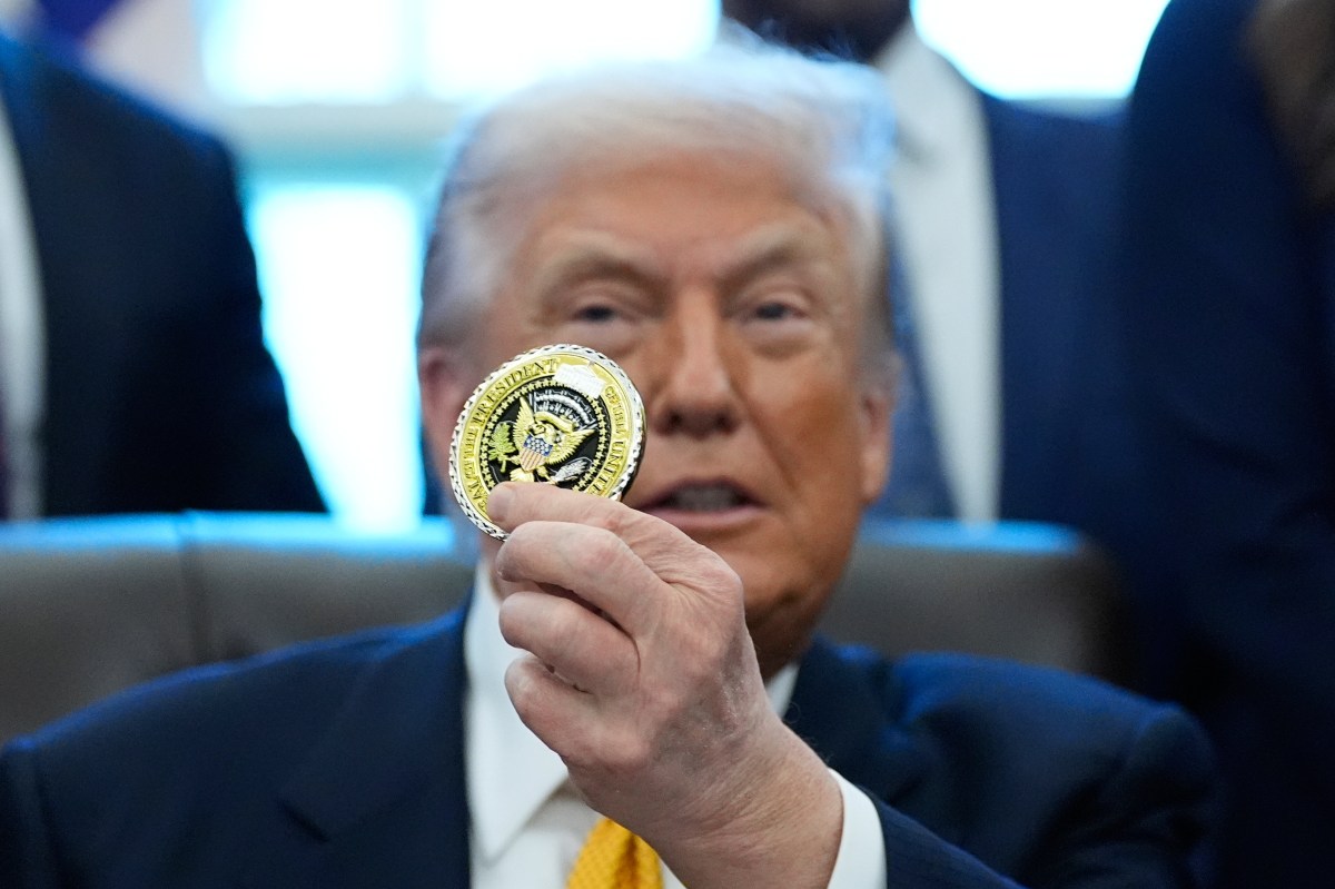 Comisión federal aprueba moneda de oro con imagen de Trump pese a críticas