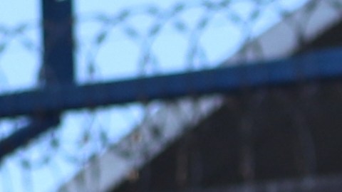 Un vehículo blindado se encuentra estacionado afuera del megacentro penitenciario conocido como Centro de Detención contra el Terrorismo (CECOT) en Tecololuca, El Salvador.