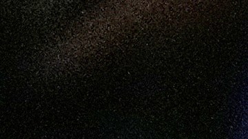 Varias personas portan banderas haitianas y velas durante una vigilia en el Complejo Cultural Little Haiti, luego de que un juez federal impidiera al gobierno de Trump poner fin al Estatus de Protección Temporal (TPS) para los haitianos.