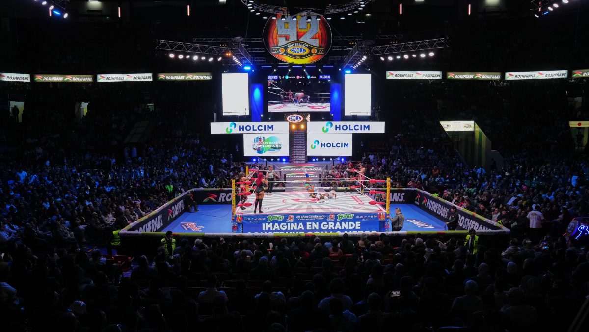 Réferi de lucha libre convulsiona en el ring tras recibir un golpe y sufre daño cerebral [Video]