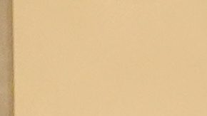 Agentes de la TSA permanecen preparados mientras los viajeros pasan por el control de seguridad en el aeropuerto Love Field, en Dallas.