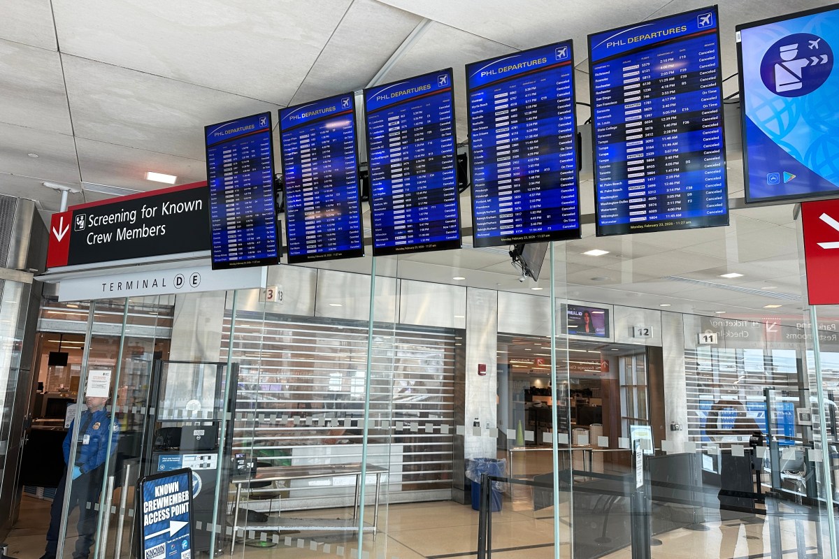 Filas interminables y retrasos en aeropuertos de EE.UU. por el cierre del DHS