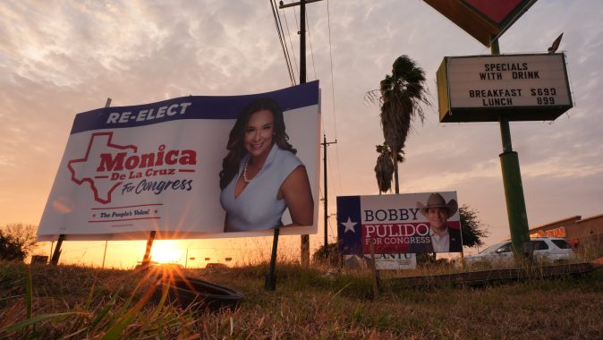 Carteles de campaña de la representante Mónica De La Cruz, republicana por Texas, y del candidato demócrata al Congreso Bobby Pulido, en Edinburg, Texas.