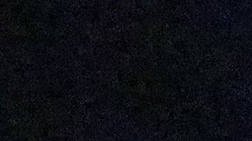 El presidente Donald Trump levanta el puño tras desembarcar del Air Force One en el Aeropuerto Internacional de Palm Beach, en West Palm Beach, Florida, el viernes 27 de febrero de 2026.