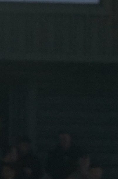 Los jugadores permanecen de pie durante una pausa mientras observan a jugadores musulmanes romper el ayuno del Ramadán durante el partido de fútbol de la Premier League entre Leeds United y Manchester City en Leeds, Inglaterra, el sábado 28 de febrero de 2026.