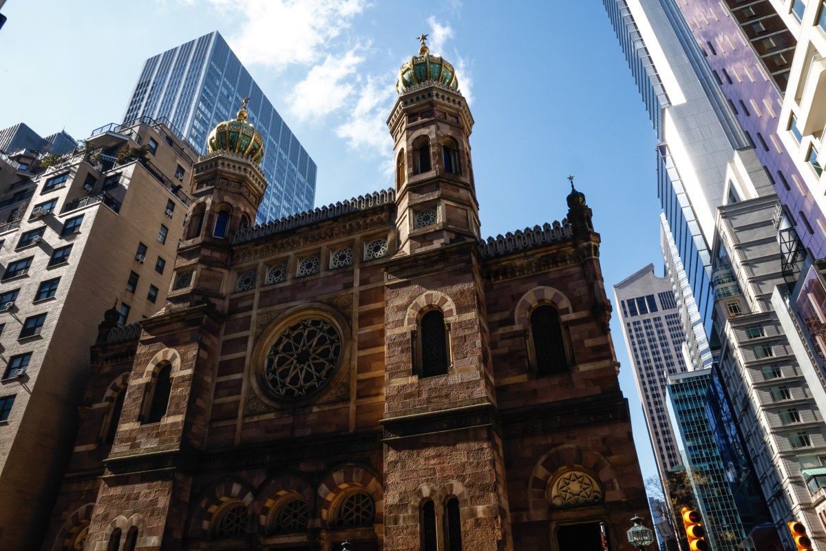 NY refuerza seguridad en instituciones judías tras ataque contra sinagoga en Michigan