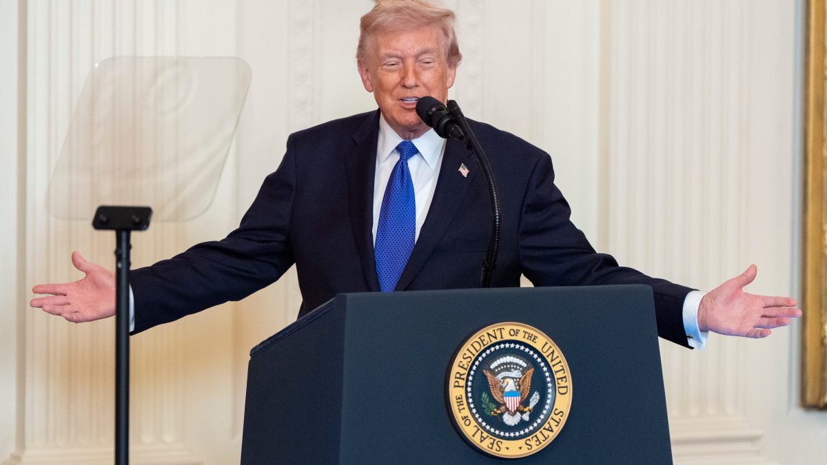 Trump alardea de tener un “suministro ilimitado” de armas en pleno conflicto en Oriente Medio