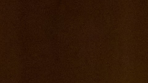 La secretaria de Seguridad Nacional, Kristi Noem (a la izquierda), escucha a tres ciudadanos estadounidenses detenidos por el Servicio de Inmigración y Control de Aduanas (ICE).