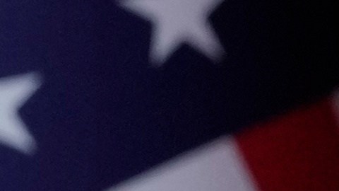 La presidenta interina de Venezuela, Delcy Rodríguez (derecha), y el secretario del Interior de Estados Unidos, Doug Burgum, se estrechan la mano tras una reunión en el palacio presidencial de Miraflores.