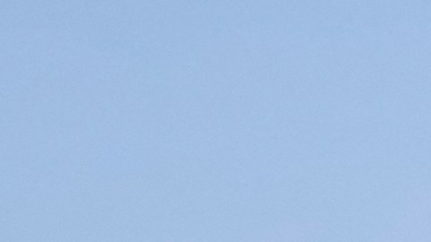 Columnas de humo se elevan mientras los ataques golpean la ciudad durante la campaña militar entre EE.UU. e Israel en Teherán.