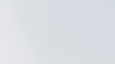 El senador Markwayne Mullin, republicano por Oklahoma, habla con periodistas en la escalinata del Capitolio en Washington, el jueves 5 de marzo de 2026.