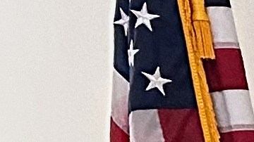 Banderas estadounidenses se exhiben frente a la Oficina del 14.º Distrito Congresional de Georgia, en el Edificio Rayburn de la Cámara de Representantes, el jueves 5 de marzo de 2026.