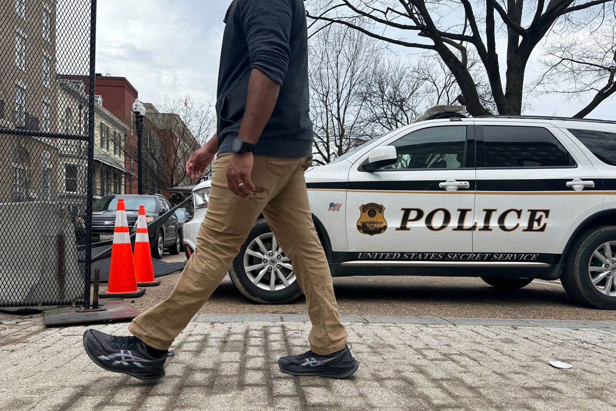 Arrestan a un conductor que estrelló su camioneta contra una barricada de la Casa Blanca