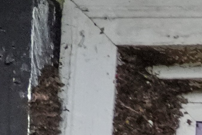 Una ventana dañada tras una poderosa tormenta que azotó la zona un día antes en Kankakee.